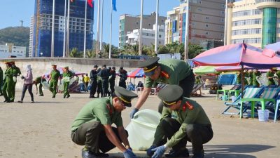 AnEco joins in cleaning Vung Tau beach
