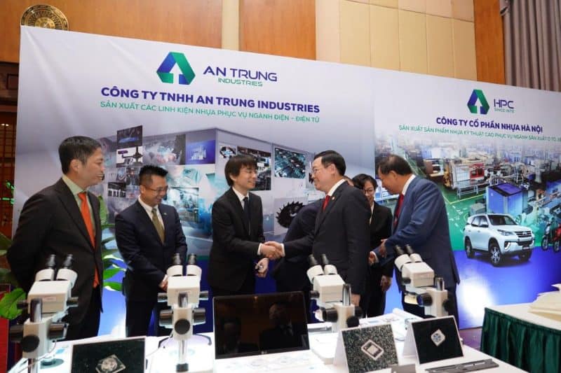 Phó Thủ tướng Vương Đình Huệ thăm quan sản phẩm của Tập đoàn An Phát Holdings
