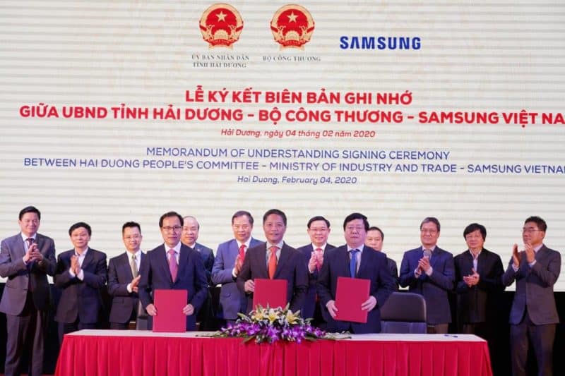 Ông Trần Tuấn Anh, Bộ trưởng BCT, ông Choi Joo Ho TGĐ Samsung VN và ông Nguyễn Mạnh Hiển ký kết biên bản ghi nhớ