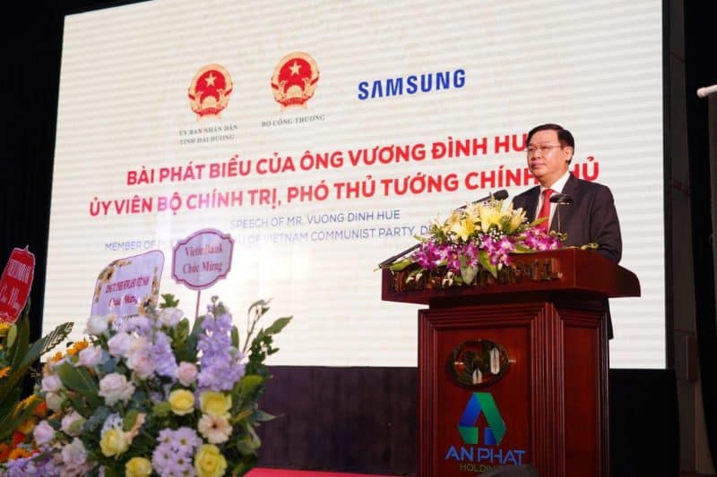 Deputy Prime Minister, Mr. Vuong Dinh Hue delivers a speech at the conference