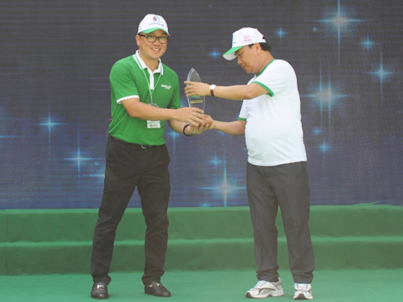 Thủ tướng Chính phủ Nguyễn Xuân Phúc trao biểu trưng chứng nhận Thành viên Liên minh Chống rác thải nhựa cho Tập đoàn An Phát Holdings 