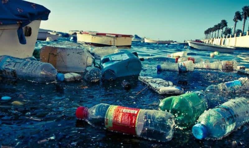 Rác thải nhựa trên biển đang thực sự trở thành nỗi ám ảnh của đại dương. (Nguồn ảnh: Báo Pháp luật)