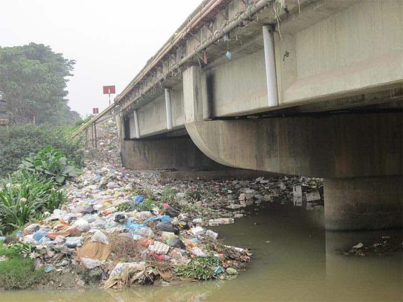 Theo số liệu mà ông Nguyễn Lê Tuấn – Viện trưởng Viện nghiên cứu biển và hải đảo Việt Nam công bố thì có 80% rác thải nhựa trên biển là bị trôi ra từ đất liền. (Nguồn ảnh: Tin môi trường)