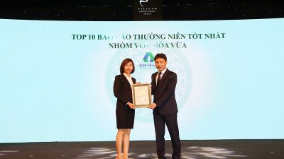 Bà Nguyễn Thị Tiện – Phó Tổng Giám đốc Nội chính Tập đoàn An Phát Holdings thay mặt AAA nhận Giải thưởng