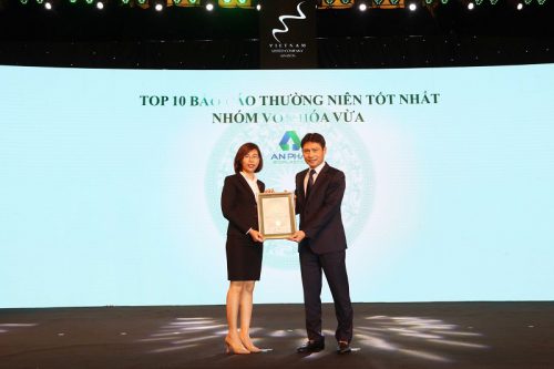 Bà Nguyễn Thị Tiện – Phó Tổng Giám đốc Nội chính Tập đoàn An Phát Holdings thay mặt AAA nhận Giải thưởng