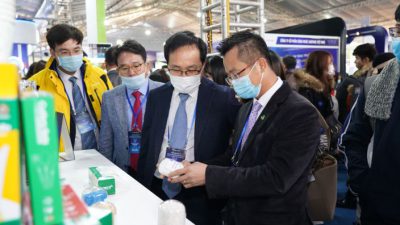 Ông Đinh Xuân Cường – Phó Chủ tịch, Tổng giám đốc APH tiếp đón Tổng giám đốc Samsung Việt Nam tại gian hàng