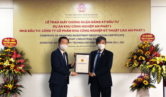 The leader of Hai Duong province presents Investment Registration Certificate of An Phat 1 Industrial Park