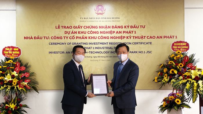 The leader of Hai Duong province presents Decision of the Prime Minister on Investment In-principle Approval to "An Phat 1 Industrial Park Infrastructure Development"