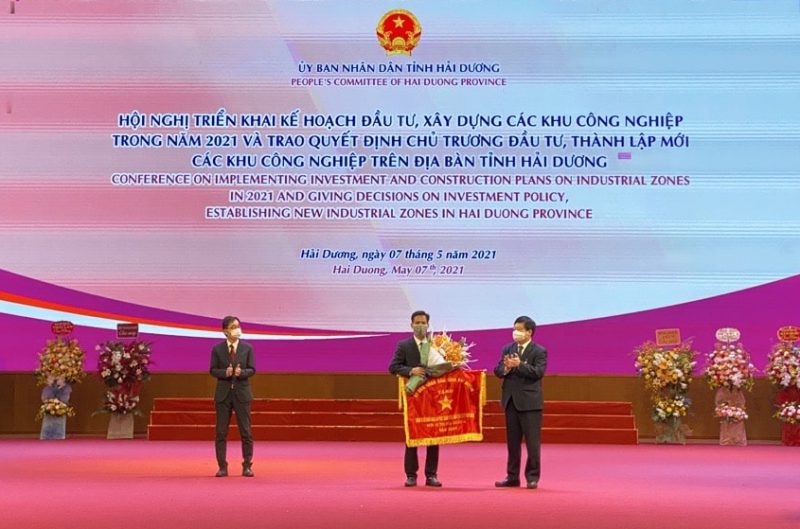 Ông Nguyễn Lê Trung - Tổng Giám đốc CTCP Nhựa An Phát Xanh nhận Cờ thi đua