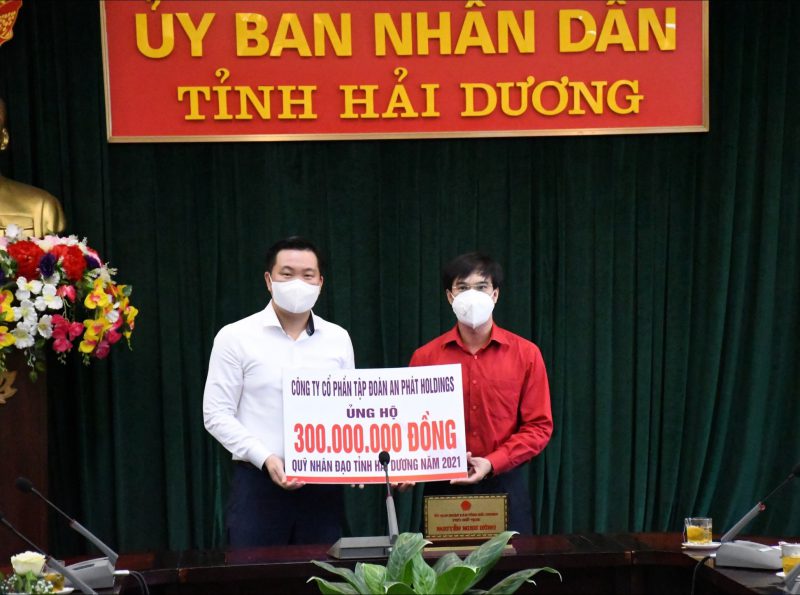 Ông Phạm Văn Tuấn – Phó Tổng Giám đốc Tập đoàn An Phát Holdings trao 300 triệu đồng ủng hộ Quỹ nhân đạo tỉnh.