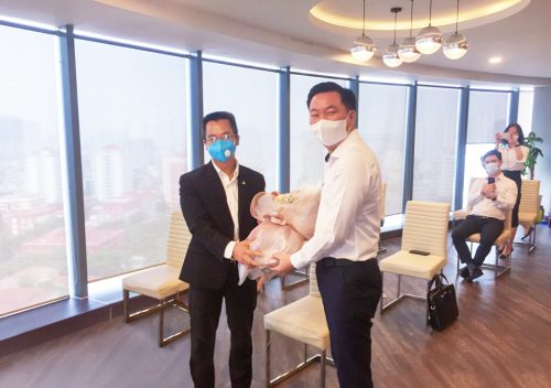 Mr. Pham Van Tuan (right), Deputy CEO of APH, General Director of An Phat Complex received flower from Mr. Dinh Xuan Cuong – Vice Chairman, CEO of APH