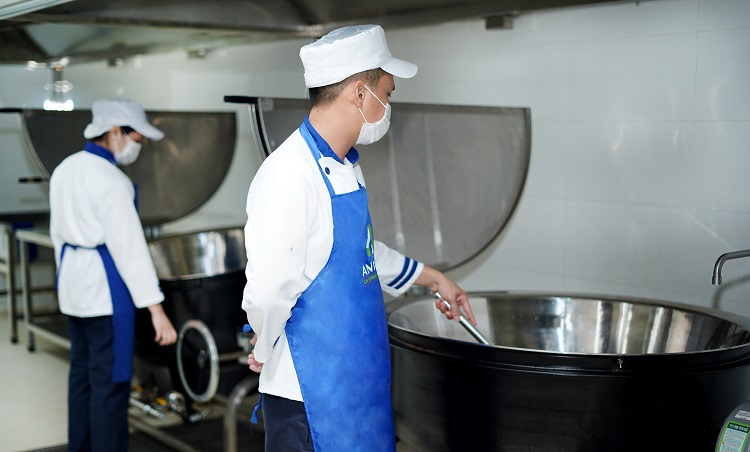 Investing in a large volume of modern equipment and machines such as tilting pans for food processing will be an An Phat Catering Services’ advantage in ensuring food safety.
