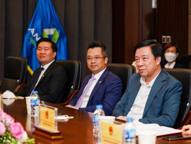 Ông Phạm Xuân Thăng, Uỷ viên TW Đảng, Bí thư Tỉnh uỷ, Chủ tịch HĐND tỉnh Hải Dương (ngoài cùng bên phải) tham gia buổi làm việc với An Phát Holdings.