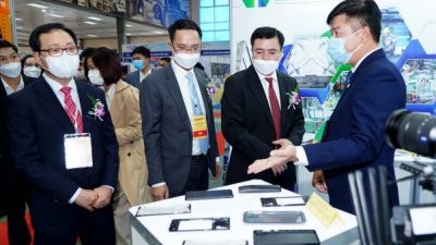 Ông Bùi Minh Hải Chủ tịch CTCP Nhựa Hà Nội (ngoài cùng bên phải) tiếp đón Thứ trưởng Bộ Công thương Nguyễn Sinh Nhật Tân (thứ hai từ phải sang); Ông Choi Joo Ho (ngoài cùng bên trái) - TGĐ Samsung Việt Nam thăm gian hàng.