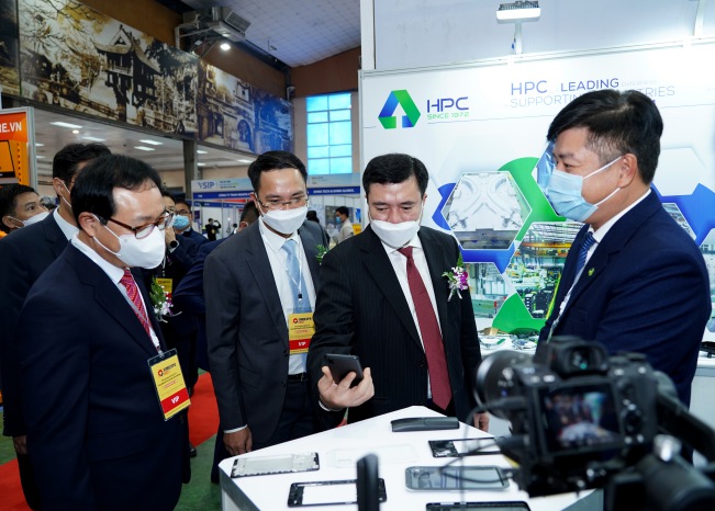 Thứ trưởng Bộ Công thương Nguyễn Sinh Nhật Tân (thứ hai từ phải sang); Ông Choi Joo Ho (ngoài cùng bên trái) - TGĐ Samsung Việt Nam trải nghiệm sản phẩm.
