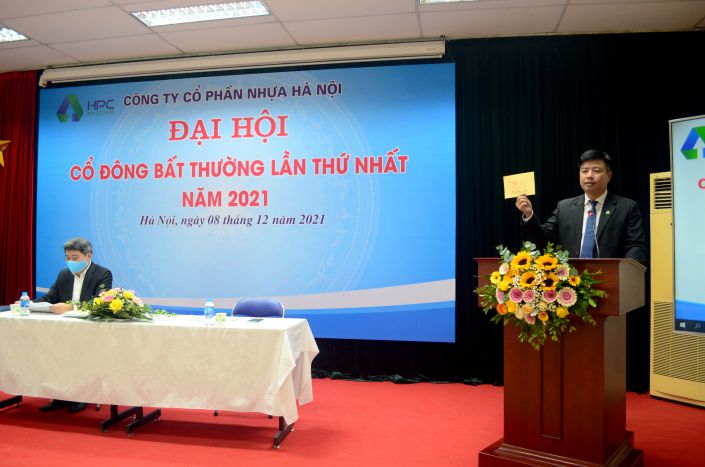 Mr. Bui Minh Hai – Chairman of the Board of Directors of Hanoi Plastics Joint Stock Company speaks at the meeting.