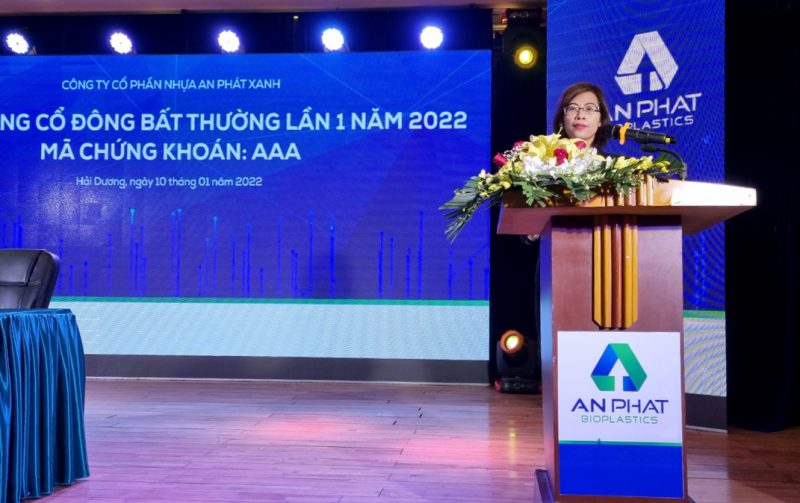 Bà Nguyễn Thị Tiện – Thành viên HĐQT CTCP Nhựa An Phát Xanh phát biểu tại đại hội