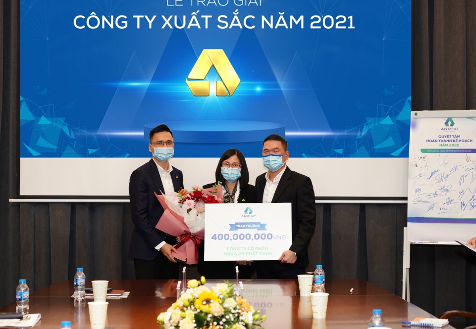 The Board of Directors of An Phat Holdings presented awards to An Phat Bioplastics JSC. – the 2nd subsidiary in business activities in 2021