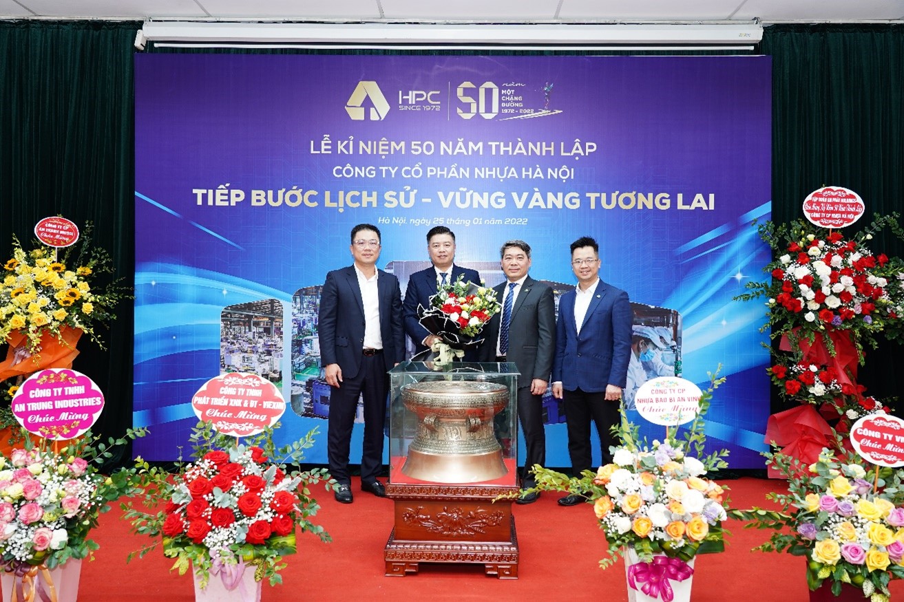 Ban Lãnh đạo Tập đoàn An Phát Holdings tặng hoa và quà cho đại diện Ban Lãnh đạo CTCP Nhựa Hà Nội.