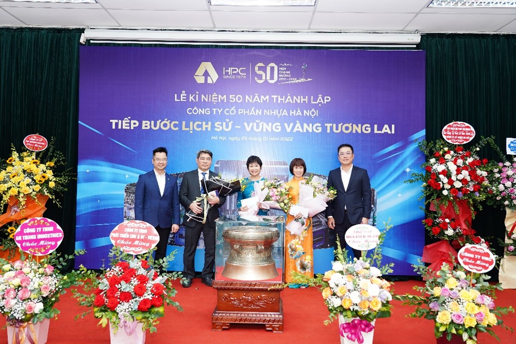 Lãnh đạo Tập đoàn trao tặng huy hiệu vàng tại Lễ kỉ niệm 50 thành lập HPC.