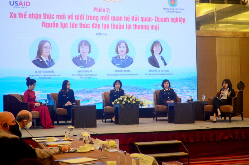 Ms. Nguyen Thi Thu Huong – Deputy CEO of An Phat Holdings (far right) shared at the seminar.