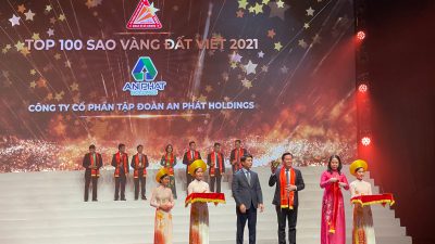 Ông Phạm Văn Tuấn - Phó Tổng Giám đốc Tập đoàn An Phát Holdings nhận giải tại sự kiện.