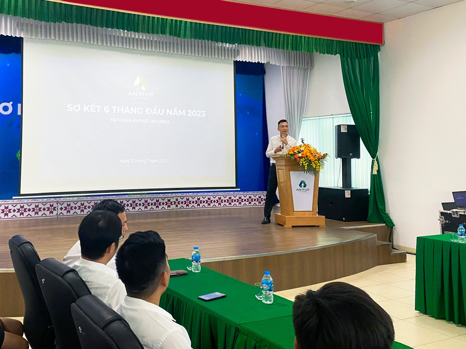 Ông Phạm Đỗ Huy Cường – CEO An Phát Holdings trình bày Báo cáo kết quả kinh doanh 6 tháng đầu năm