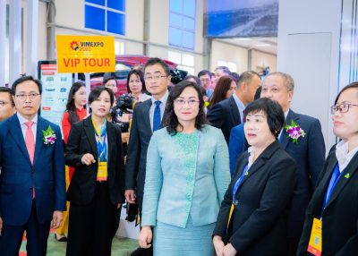 Thứ trưởng Bộ Công Thương (vest xanh, đứng giữa) và đoàn đại biểu tới thăm gian hàng của Nhựa Hà Nội