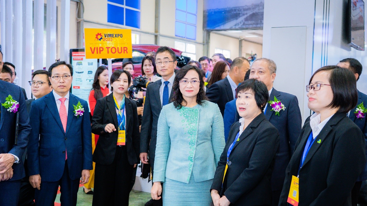 Deputy Minister of Industry and Trade Phan Thi Thang and the delegation visited HPC’s booth