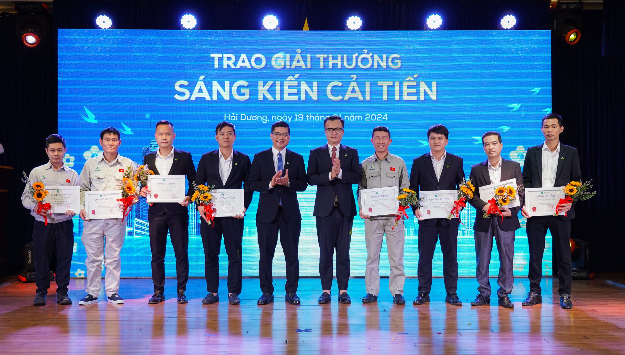 Ban Lãnh đạo Tập đoàn trao tặng thưởng các cá nhân có đóng góp sáng kiến cải tiến cho hoạt động kinh doanh sản xuất